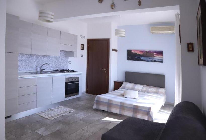 إستديو قياسى مزود بشرفة, Etna Sea House