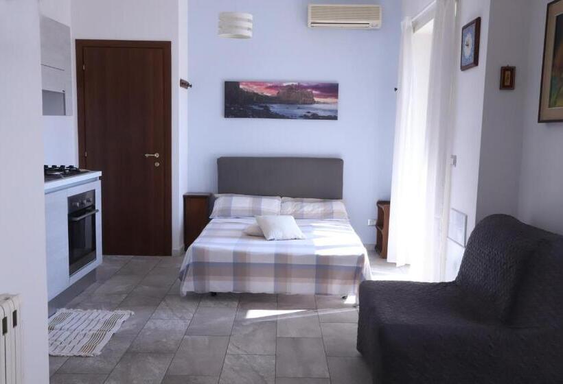 إستديو قياسى مزود بشرفة, Etna Sea House