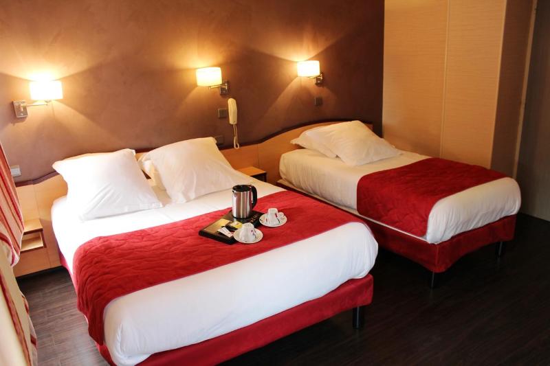اتاق استاندارد سه نفره, Logis Hôtel Restaurant Azalées