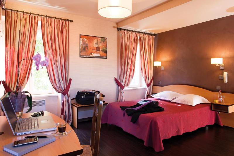 اتاق استاندارد سه نفره, Logis Hôtel Restaurant Azalées