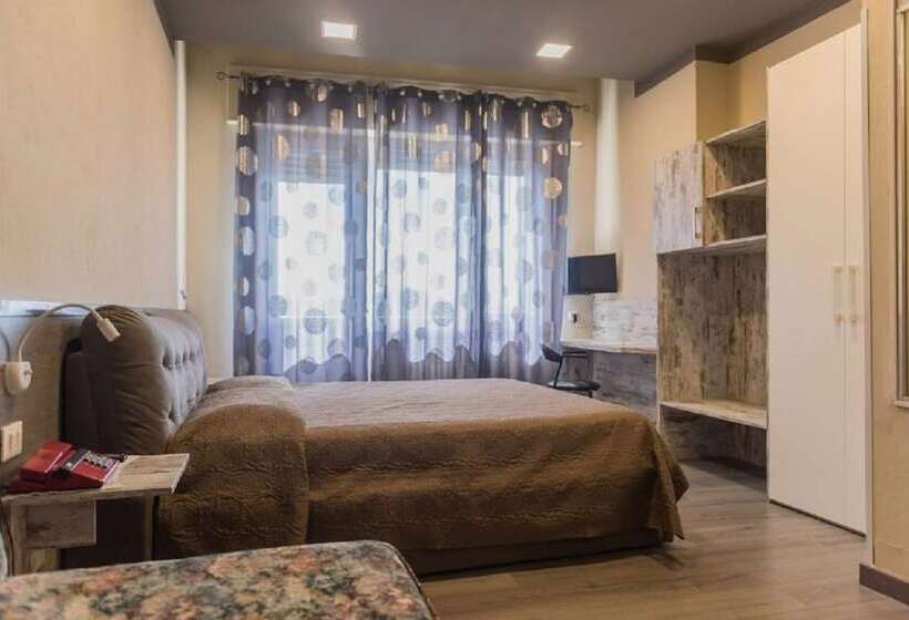 اتاق استاندارد سه نفره, Royal