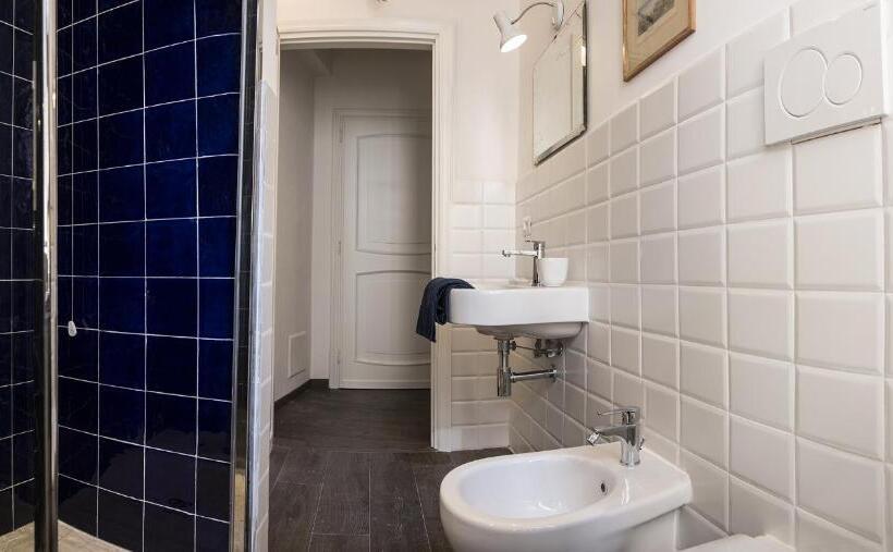 اتاق لوکس با تخت بزرگ, Residenza La Corte Assisi