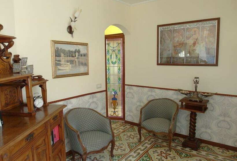 컴포트 룸, The White Villa