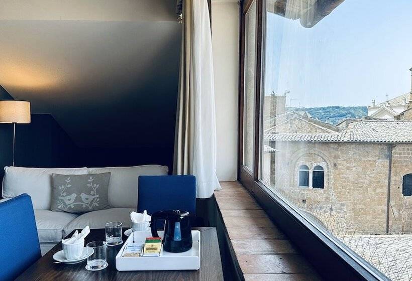 سوییت جونیور, Palazzo Piccolomini