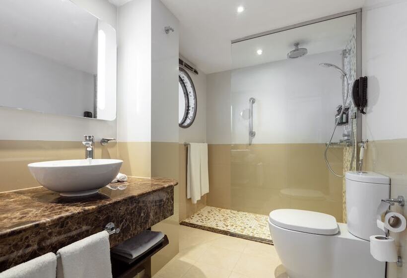 اتاق استاندارد با بالکن و چشم‌انداز دریا, Crowne Plaza Muscat, An Ihg