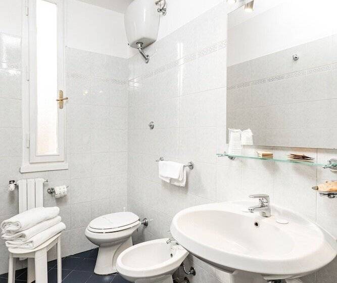Economy Triple Room, Minerva