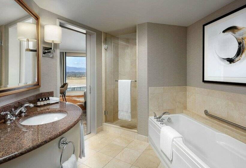 اتاق استاندارد با تخت بزرگ, Fairmont Vancouver Airport Interminal