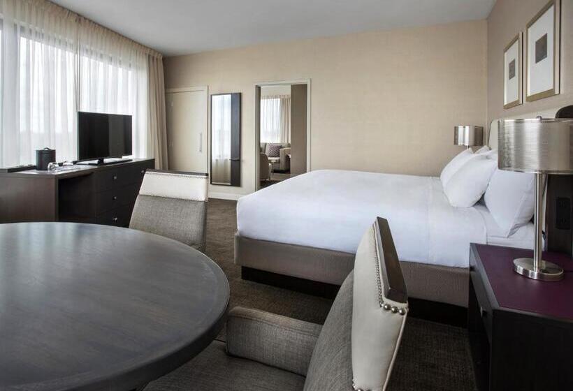 سوییت جونیور, Hyatt Regency Pittsburgh International Airport