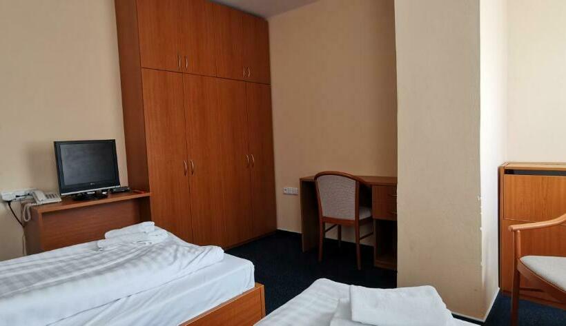Habitación Cuádruple Estándar, Svratka