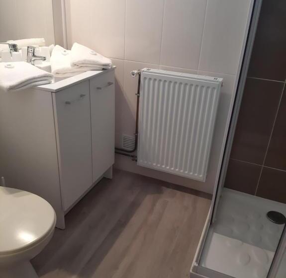 Семейный Номер Вид на Сад, Home Des Pins Sarl