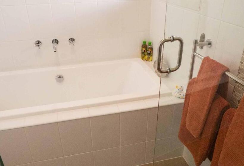 Люкс 2 Спальни, Rezare House Bed & Breakfast
