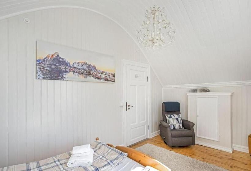 Superior Kamer met Uitzicht op Zee, Sakrisøy Gjestegård   Manor House In Sakrisøy   Solbakken Anno 1880
