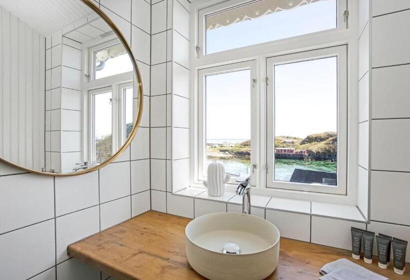 Superior Kamer met Uitzicht op Zee, Sakrisøy Gjestegård   Manor House In Sakrisøy   Solbakken Anno 1880