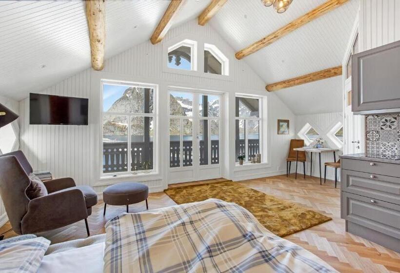 Deluxe Suite met Uitzicht op Zee, Sakrisøy Gjestegård   Manor House In Sakrisøy   Solbakken Anno 1880