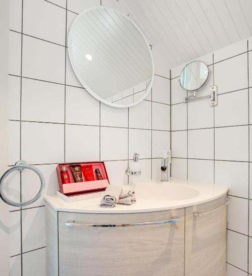 Deluxe Suite met Uitzicht op Zee, Sakrisøy Gjestegård   Manor House In Sakrisøy   Solbakken Anno 1880