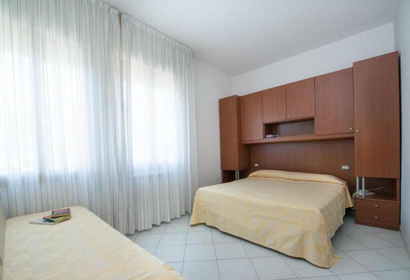 标准三人间, Albergo Arcobaleno