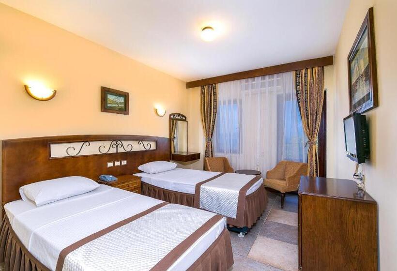 غرفة عائلية, Club Phellos