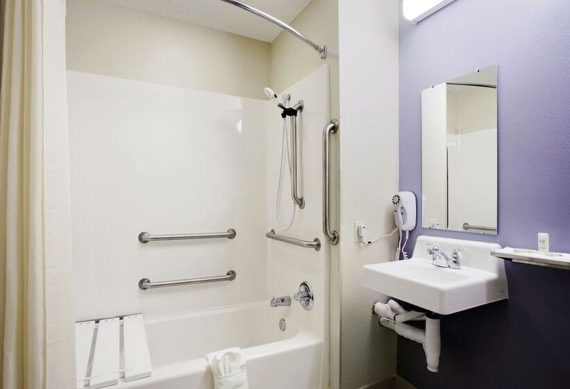Номер Deluxe, Hometown Inn & Suites Jacksonville Butler Blvd./southpoint