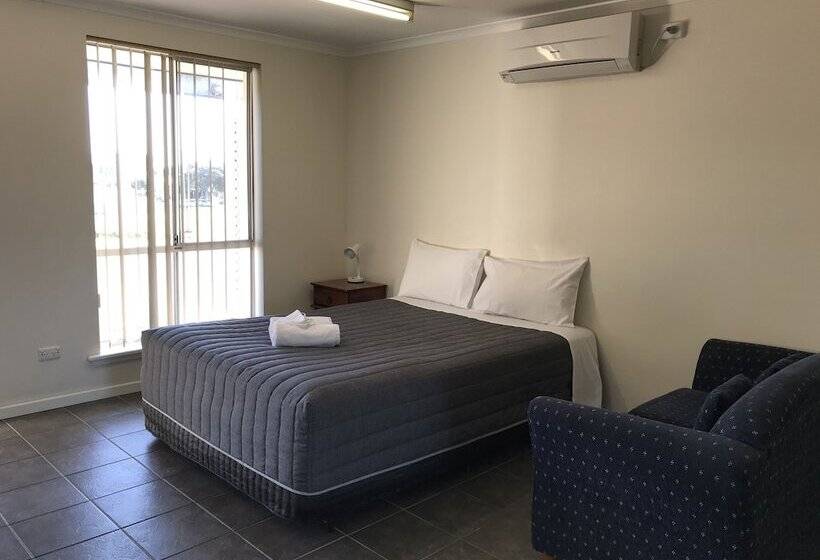 스탠다드 스튜디오, Robetown Motor Inn & Apartments