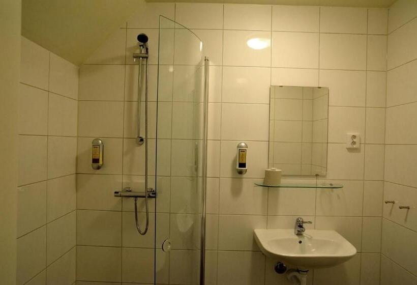 标准单人间, Hedenstugan B&b