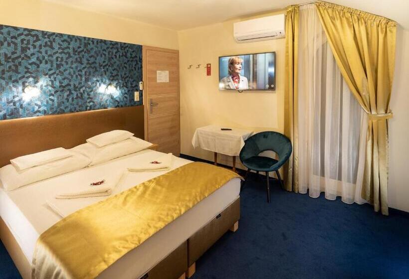 اتاق استاندارد سه نفره, Teátrum Boutique