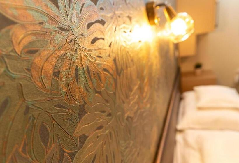 اتاق استاندارد سه نفره, Teátrum Boutique
