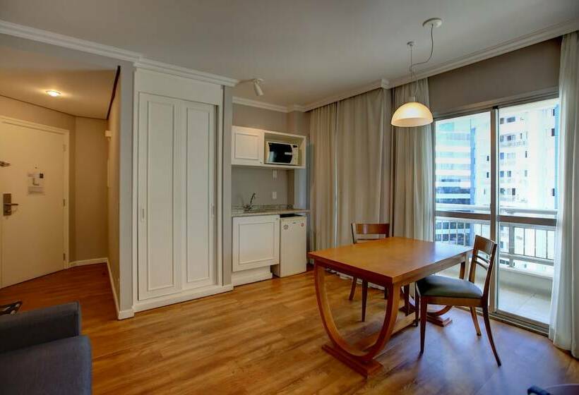 سوییت اجرایی, Roomo Bela Cintra