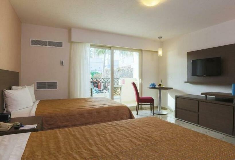 اتاق استاندارد سه تخته با چشم‌انداز باغ, Crown Paradise Club All Inclusive