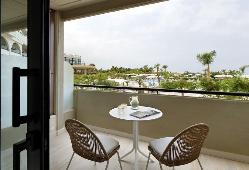 Quarto Deluxe Vista Piscina, Grand Palladium Sicilia Resort & Spa