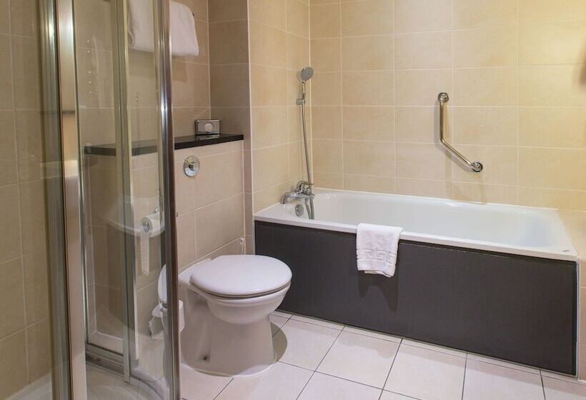 اتاق لوکس, Cambridge Belfry Hotel & Spa