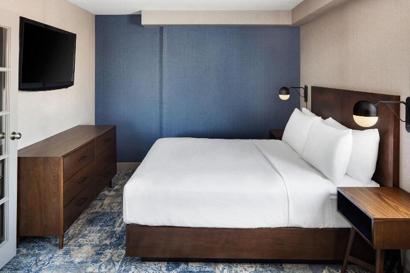 جناح سرير ملكى, Four Points By Sheraton Edmonton South