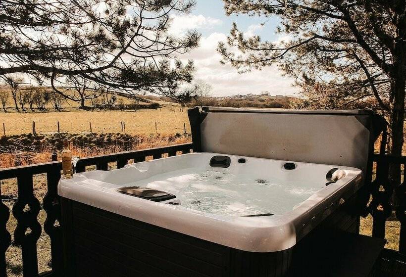 Дом 1 Спальня, Keer Side Lodge, Luxury Lodge With Private Hot Tub At Pine Lake Resort