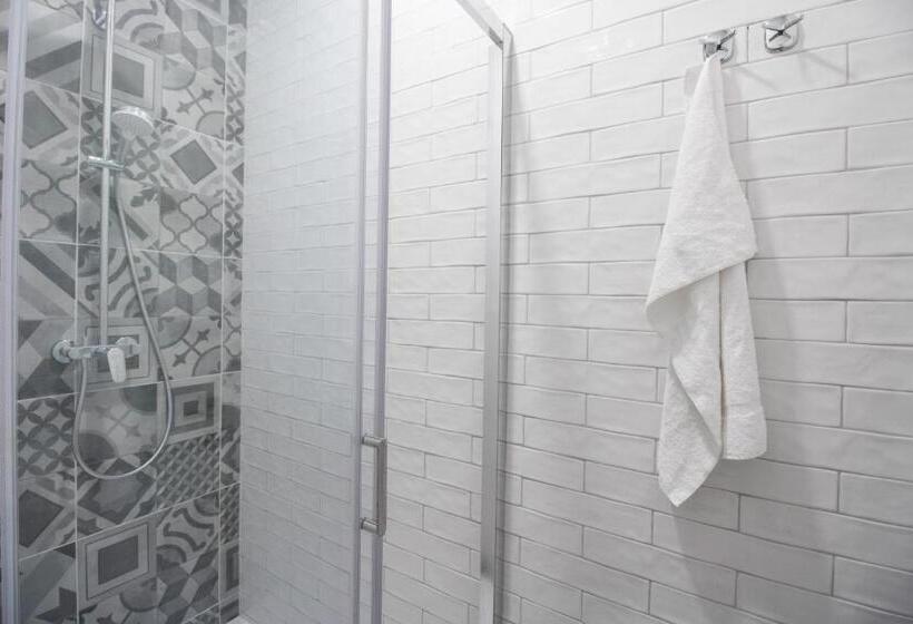 تختخواب در اتاق مشترک, Dandelion Boutique Hostel