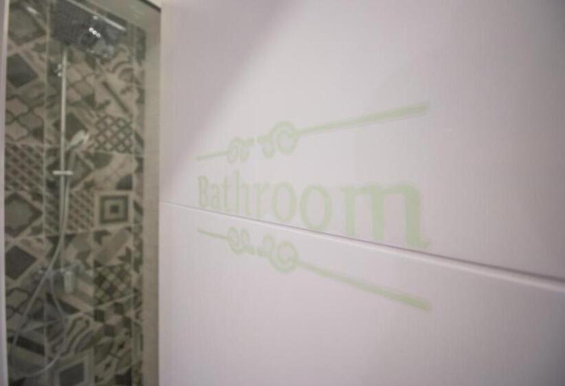 تختخواب در اتاق مشترک, Dandelion Boutique Hostel