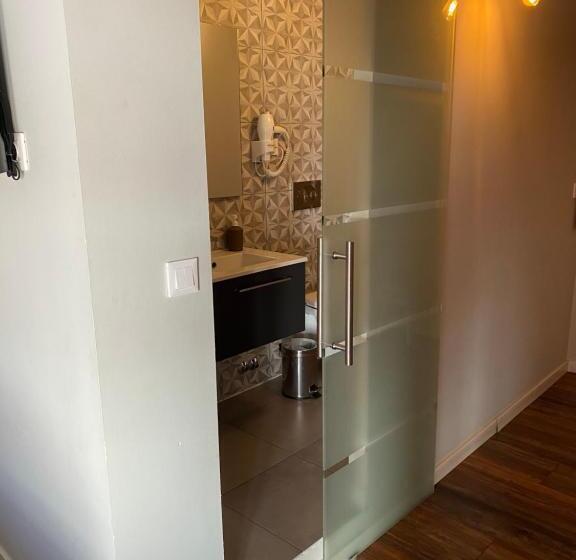 اتاق استاندارد چهار تخته, Guest House Stories