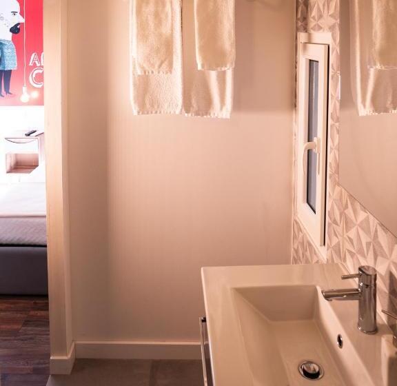 اتاق استاندارد چهار تخته, Guest House Stories