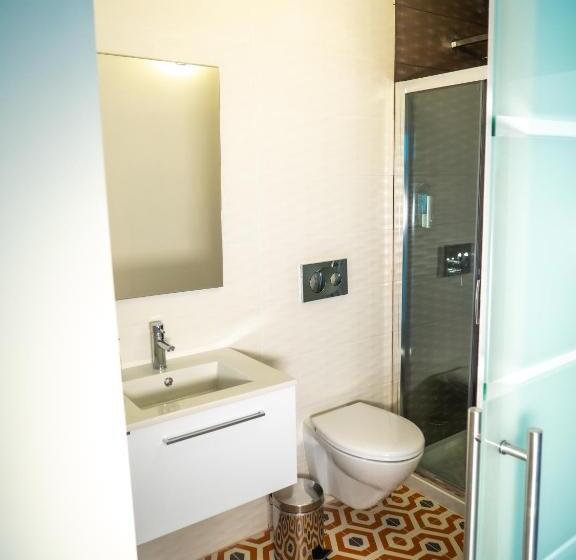 اتاق استاندارد سه نفره, Guest House Stories