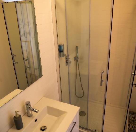 اتاق استاندارد سه نفره, Guest House Stories