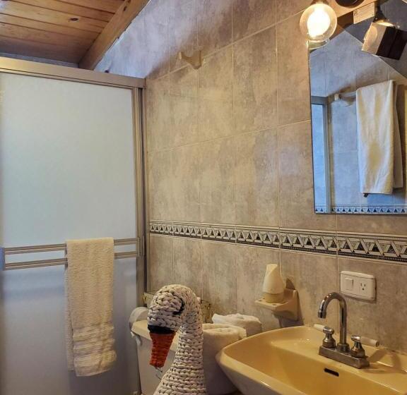 バスルーム共有のトリプルスタンダード, Hostal Pata De Perro
