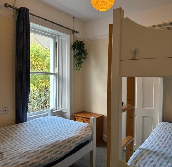 اتاق استاندارد سه نفره, The Grapevine Hostel