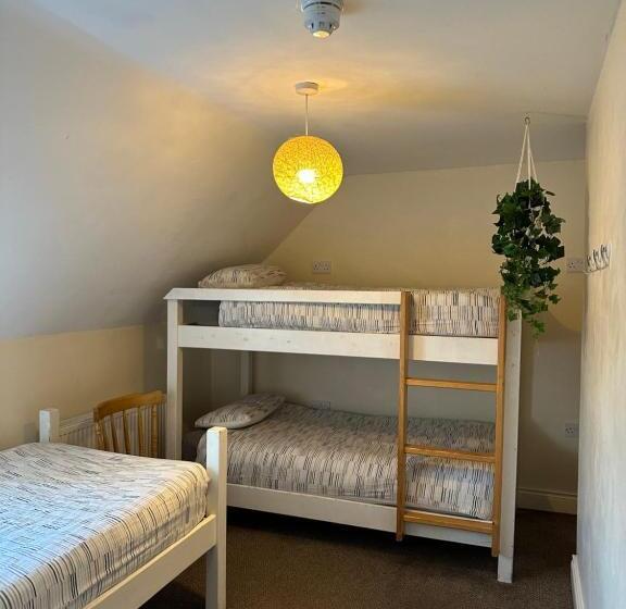 اتاق سه‌نفرۀ استاندارد با سرویس بهداشتی بیرون از اتاق, The Grapevine Hostel