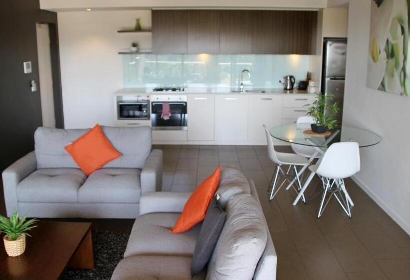 1 Bedroom Apartment Lake View, Darwin Waterfront Short Stay Apartments