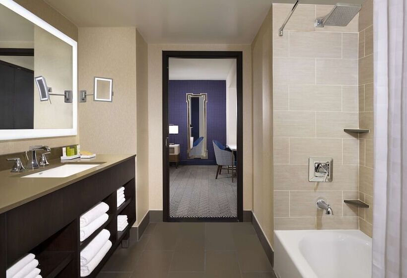 מיטת קינג בסוויטה, Hilton Austin