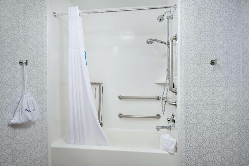 اتاق استاندارد با تخت بزرگ برای معلولان, Hampton Inn Wilmington Medical Park