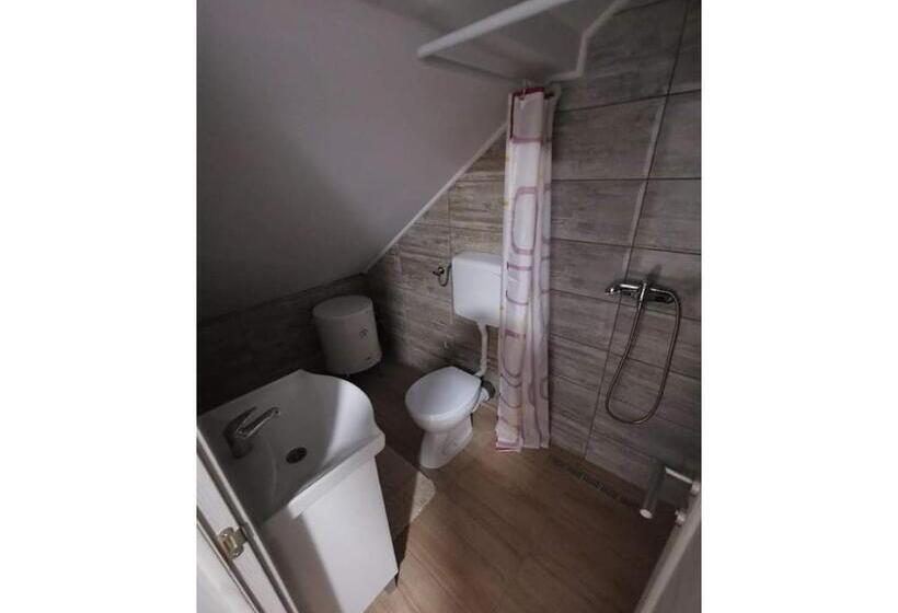 اتاق ساده سه‌ نفره, Apartmani Maja 2