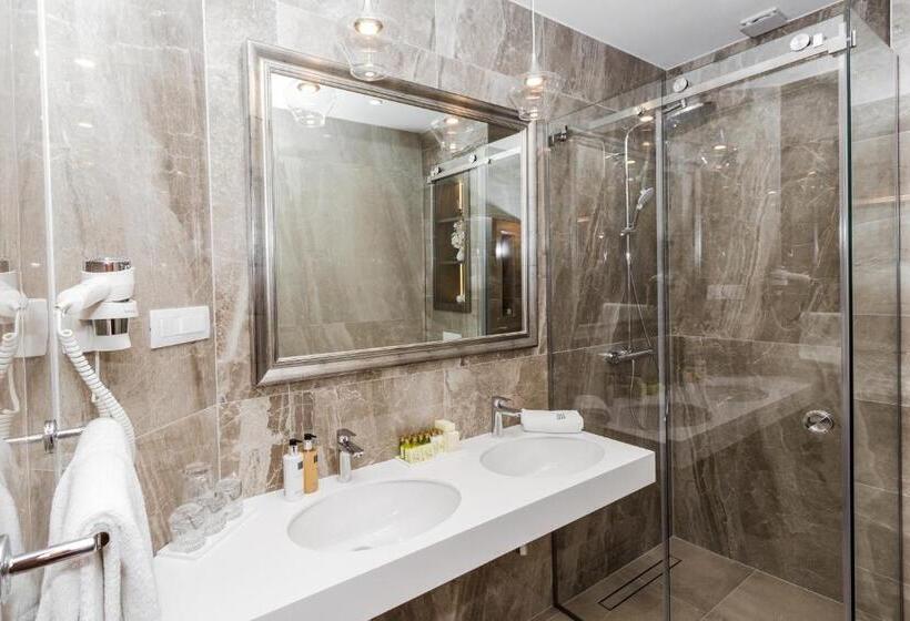غرفة قياسية رباعية مطلة على البحر, Rooms With A Swimming Pool Tisno, Murter   3219