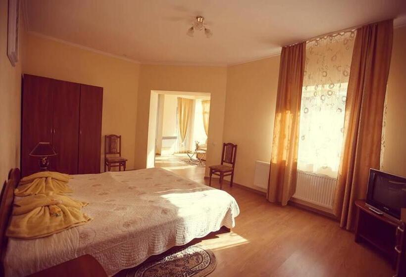Family Suite, Shaian Edelweis
