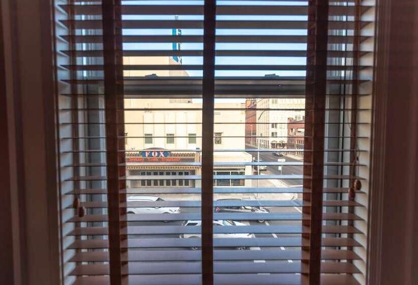 سوئیت با تخت بزرگ, Montvale