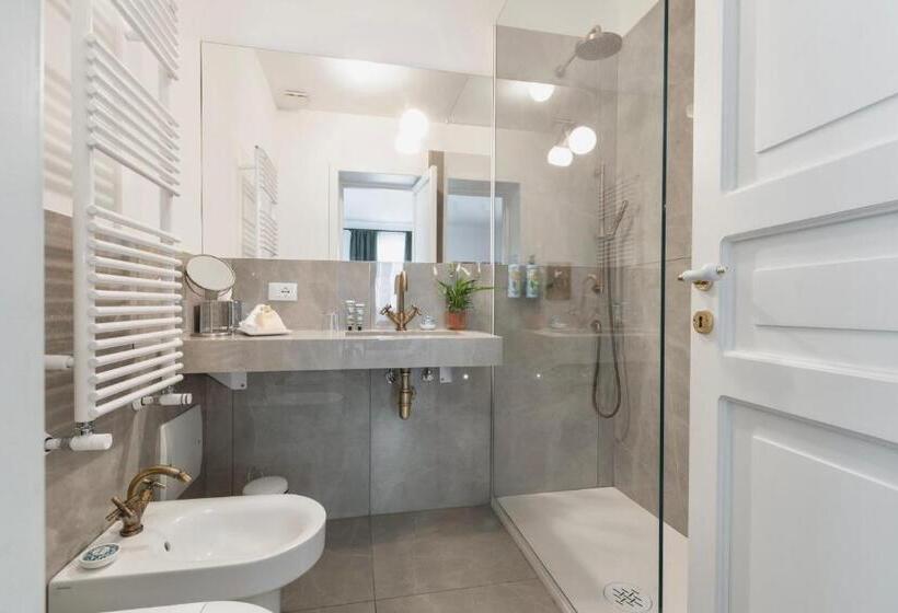 سوییت جونیور, Archè Design Rooms And Suites