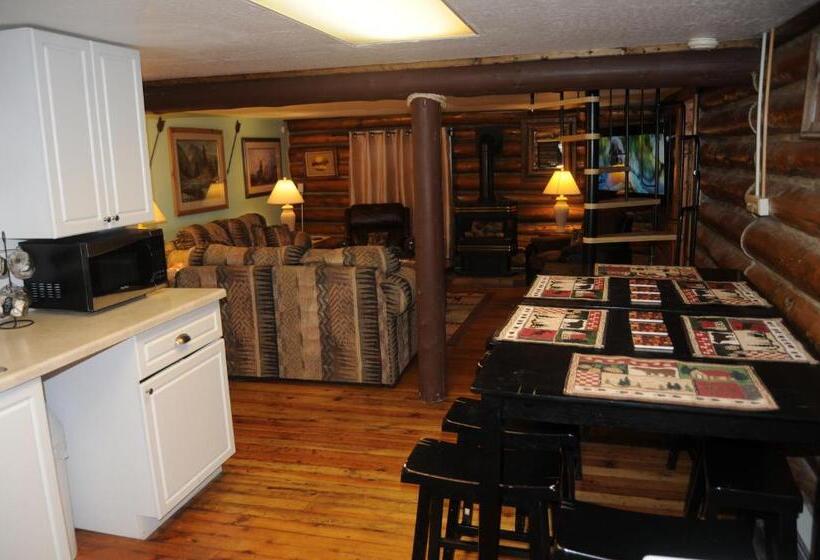 Дом 2 Спальни, Yellowstone Motel   Adults Only   All Rooms Have Kitchens